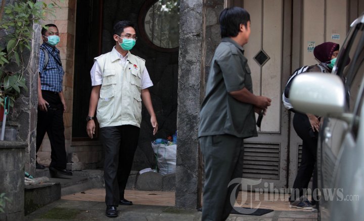 KPK Geledah Rumah Bupati Karawang di Bandung