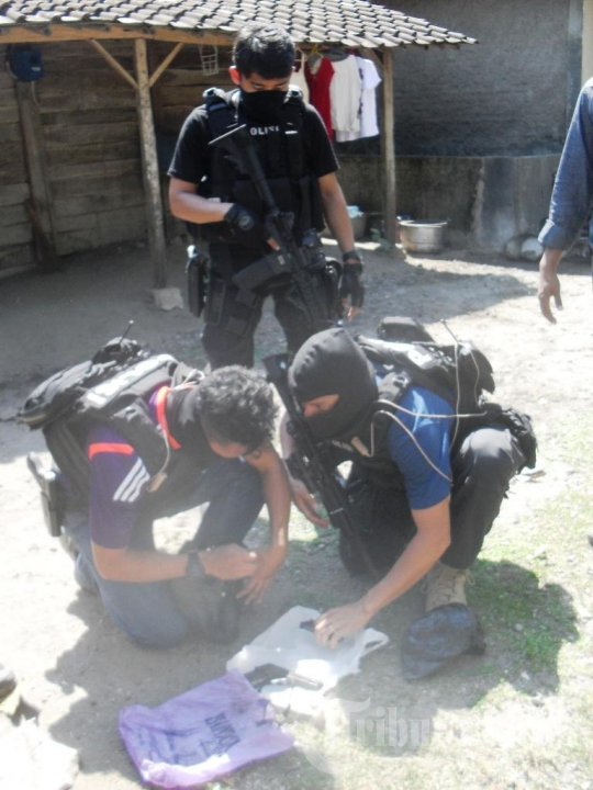 Densus 88 Bekuk Dua Anggota Jaringan Teroris Poso di Ngawi