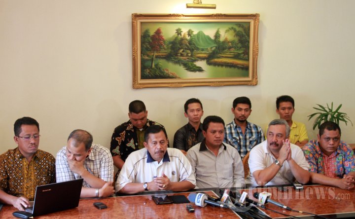 Tolak Pemecatan Agung Laksono