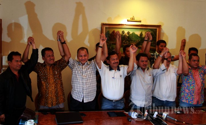 Tolak Pemecatan Agung Laksono