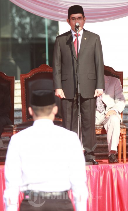 MK HUT KE-11 - Ketua MK Hamdan Zoelva memimpin upacara bendera yang di hadirin oleh seluruh hakim MK bersama dengan para karyawan sebelum sidang sidang lanjutan sengketa hasil Pilpres 2014 di halaman Gedung MK, Jalan Medan Merdeka Barat, Rabu (13/7/2014). Pimpinan dan karyawan MK melaksanakan upacara untuk peringatan Hari ulang tahun ke-11 tahun. 