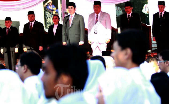 MK HUT KE-11 - Ketua MK Hamdan Zoelva memimpin upacara bendera yang di hadirin oleh seluruh hakim MK bersama dengan para karyawan sebelum sidang sidang lanjutan sengketa hasil Pilpres 2014 di halaman Gedung MK, Jalan Medan Merdeka Barat, Rabu (13/7/2014). Pimpinan dan karyawan MK melaksanakan upacara untuk peringatan Hari ulang tahun ke-11 tahun. 
