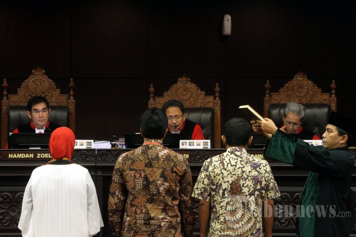 Saksi ahli dari pemohon pasangan Prabowo-Hatta, termohon KPU, dan pihak terkait pasangan Jokowi-JK disumpah sebelum memberikan keterangan pada sidang gugatan pilpres 2014 di gedung Mahkamah Konstitusi (MK), Jakarta Pusat, Jumat (15/8/2014). Ini adalah sidang terakhir sebelum MK kembali menggelar sidang putusan pada 21 Agustus 2014. Kesembilan hakim MK terlebih dahulu akan melakukan rapat dengar pendapat (RDP) secara tertutup selama tiga hari berturut-turut untuk mengambil putusan. 