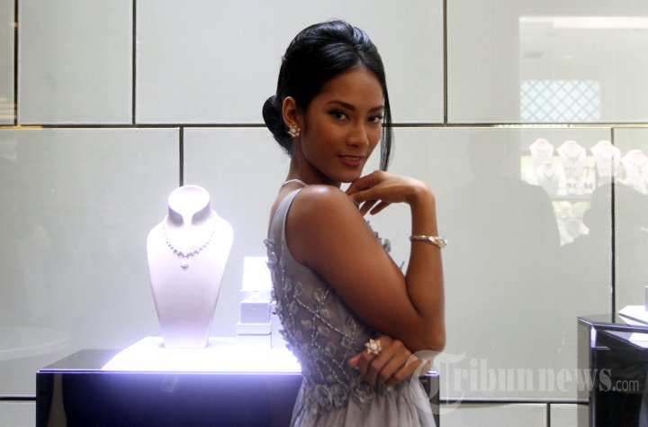Tara Basro Kenakan Perhiasan Frank & Co Jewellery