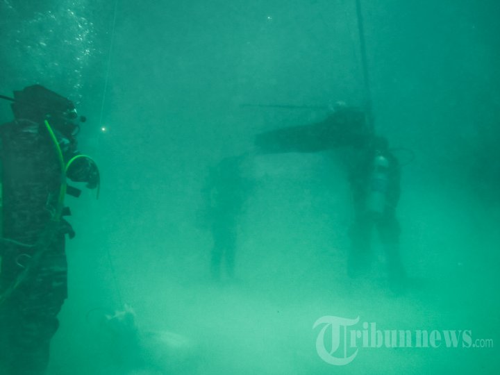 Pengibaran Bendera di Dalam Laut Sabang