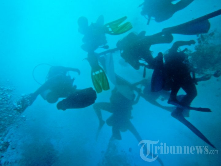 Pengibaran Bendera di Dalam Laut Sabang