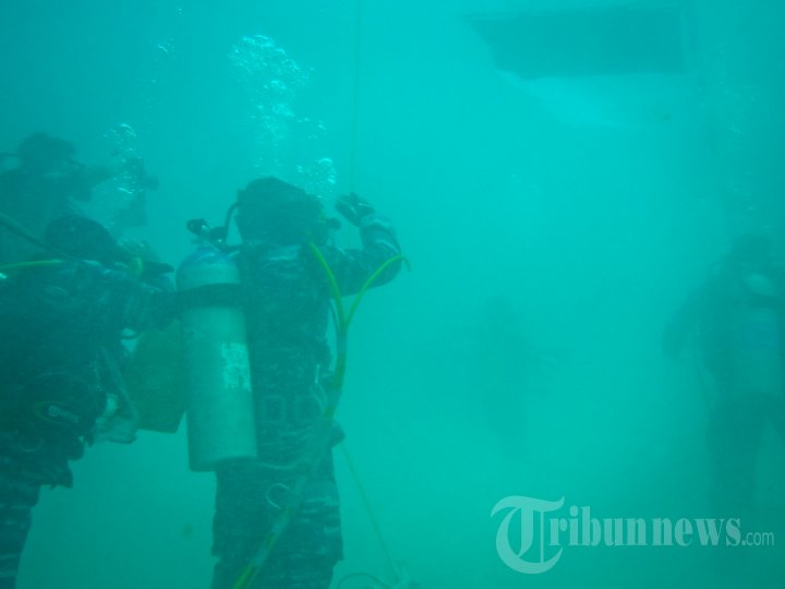 Pengibaran Bendera di Dalam Laut Sabang