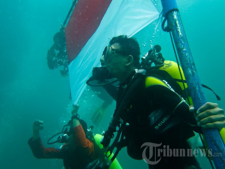 Pengibaran Bendera di Dalam Laut Sabang
