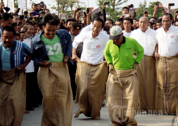 Jokowi Lomba Balap Karung di Pesta Rakyat Waduk Pluit