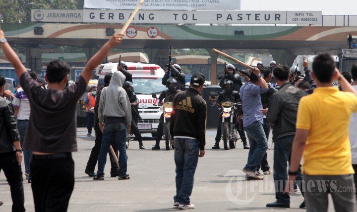 Rusuh di Pintu Tol Pastur (simulasi)