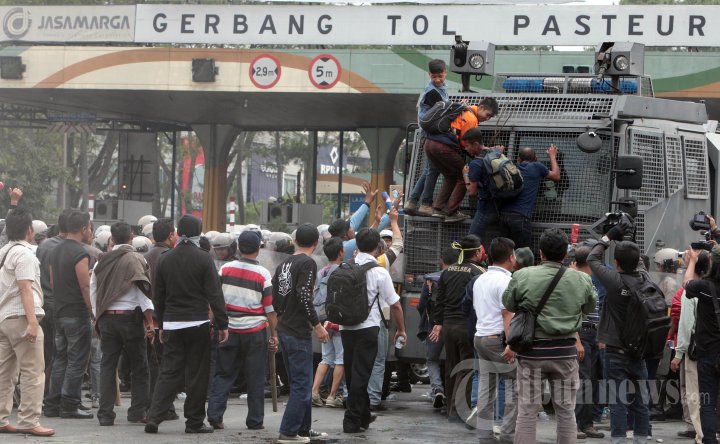 Rusuh di Pintu Tol Pastur (simulasi)