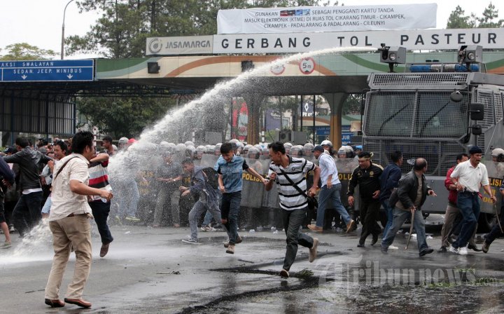 Rusuh di Pintu Tol Pastur (simulasi)