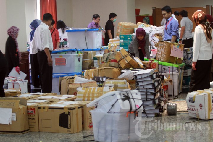 Alat Bukti KPU Diangkut 21 Truk