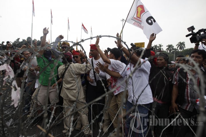 Pendukung Prabowo Berusaha Terobos Kawat Berduri