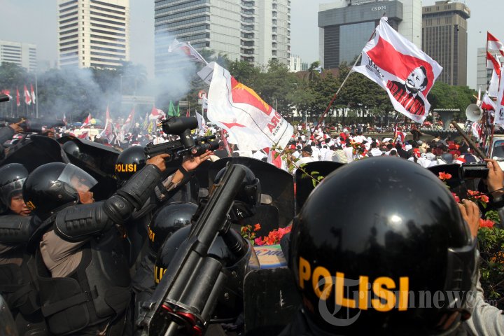 Polisi Bubarkan Massa Pendukung Prabowo