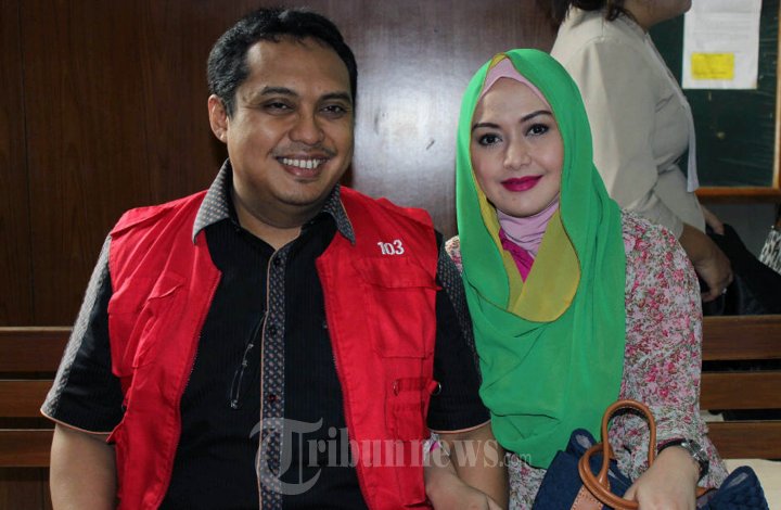 Eddies Adelia Dampingi Suami Sidang Penipuan