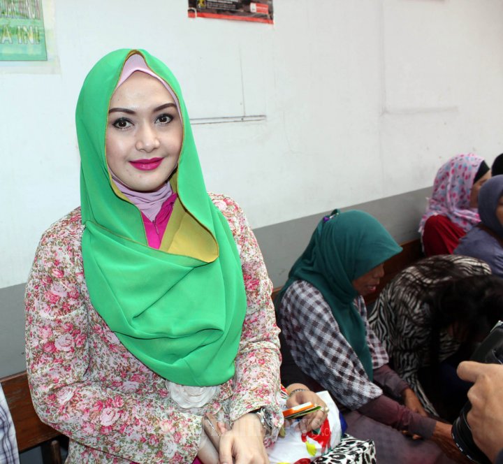 Eddies Adelia Dampingi Suami Sidang Penipuan