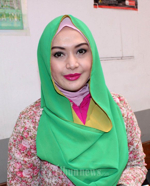 Eddies Adelia Dampingi Suami Sidang Penipuan