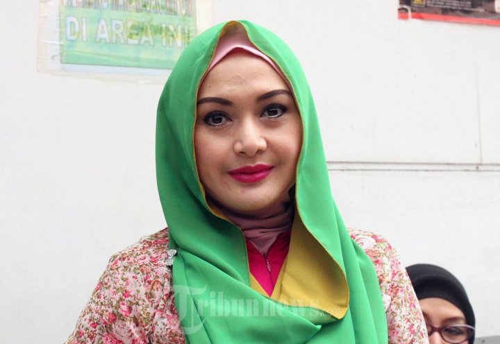Eddies Adelia Dampingi Suami Sidang Penipuan