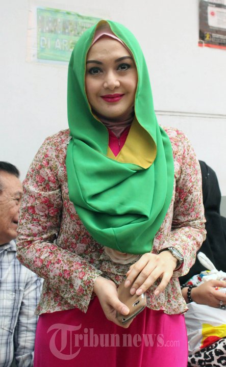 Eddies Adelia Dampingi Suami Sidang Penipuan
