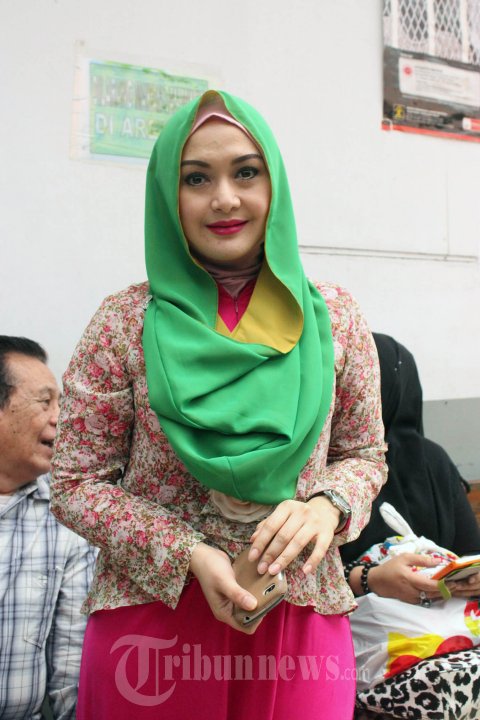 Eddies Adelia Dampingi Suami Sidang Penipuan