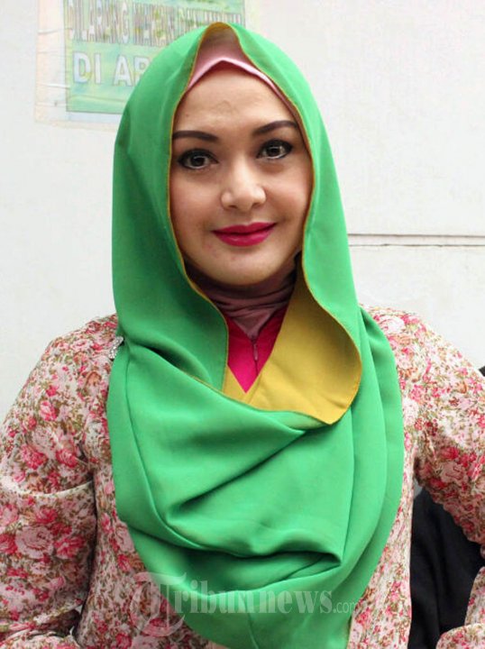 Eddies Adelia Dampingi Suami Sidang Penipuan