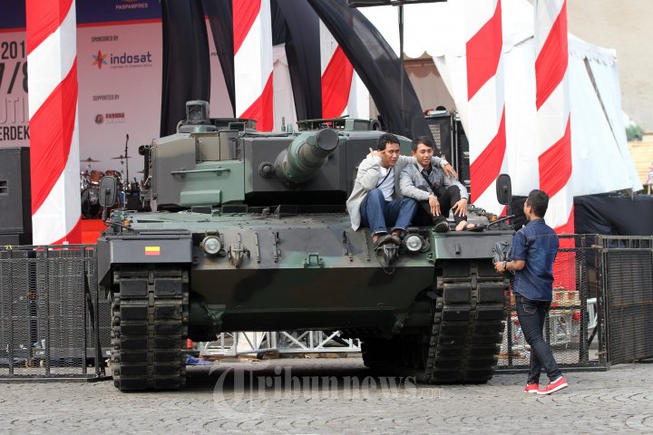 Warga Berfoto di Depan Tank Leopard