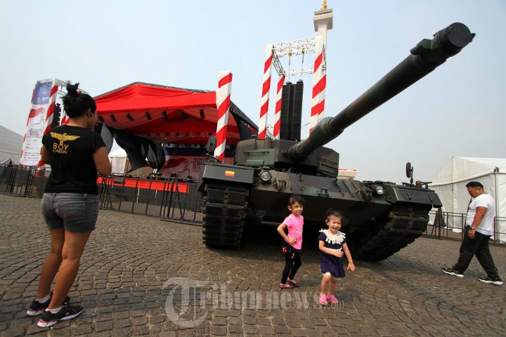 Warga Berfoto di Depan Tank Leopard