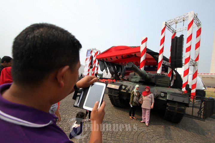 Warga Berfoto di Depan Tank Leopard