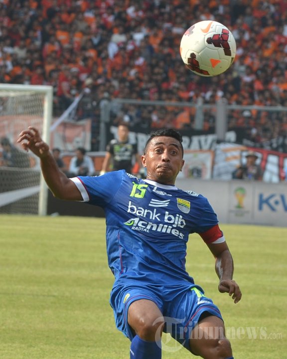 Pesepak bola Persib Bandung, Firman Utina berusaha mengontrol bola saat pertandingan melawan Persija Jakarta dalam laga lanjutan Indonesia Super League (ISL) di Stadion Utama Gelora Bung Karno (SUGBK), Senayan, Jakarta Pusat, Minggu (10/8/2014). 