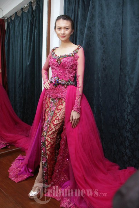 Donita Fitting Baju Penganti