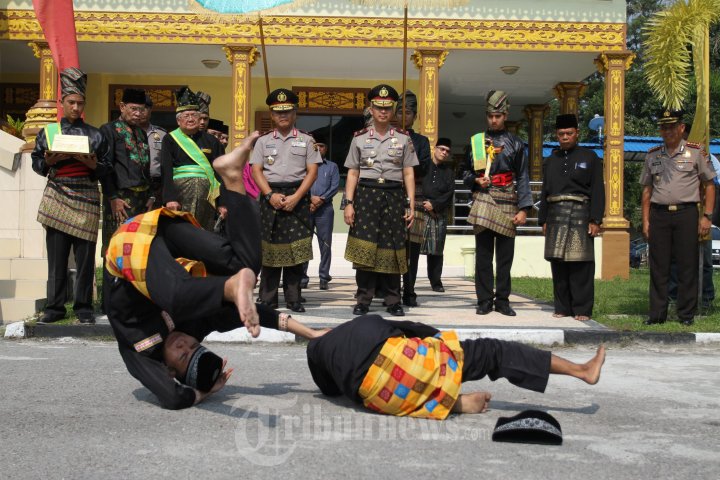 Prosesi Tepung Tawar Sambut Kapolda Baru Riau
