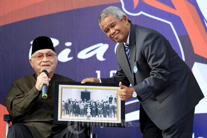Djohar Arifin Bersama Maulwi Saelan Buka Piala Soeratin 2014
