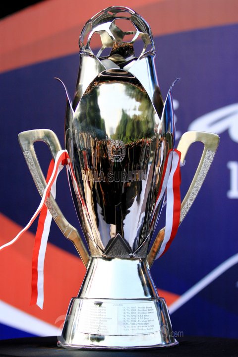 Trophy Soeratin Pada Pembukaan Piala Soeratin 2014