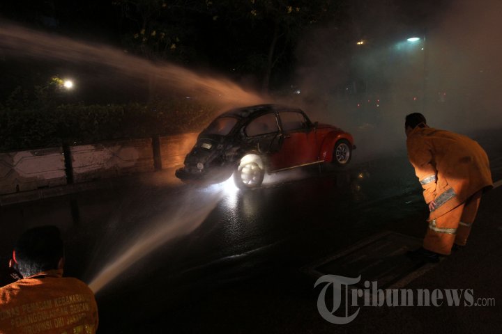 Mobil VW Kodok Terbakar di Jalan Sudirman
