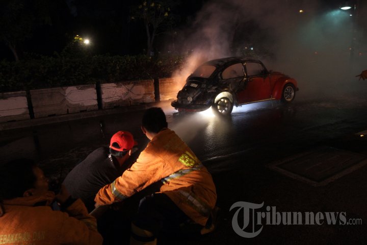Mobil VW Kodok Terbakar di Jalan Sudirman