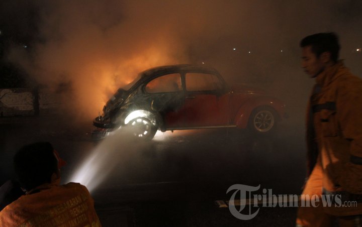 Mobil VW Kodok Terbakar di Jalan Sudirman