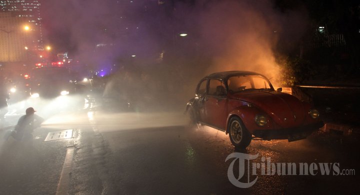 Mobil VW Kodok Terbakar di Jalan Sudirman