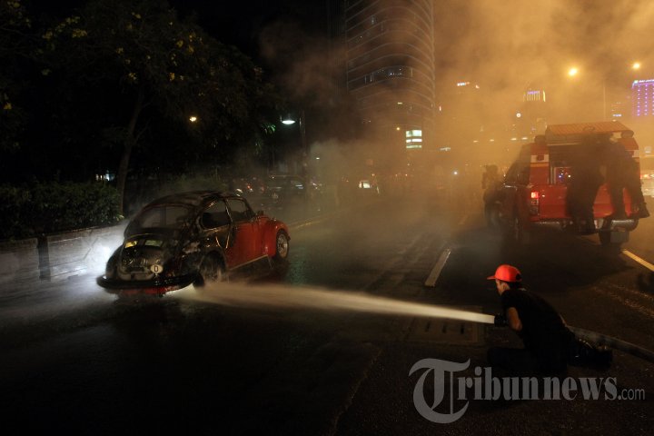 Mobil VW Kodok Terbakar di Jalan Sudirman