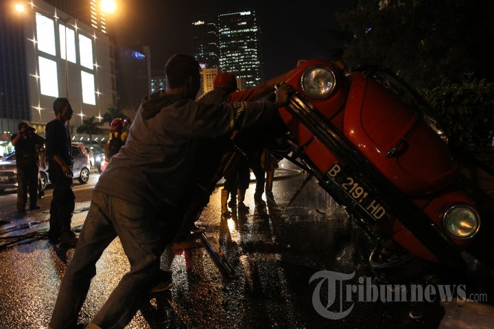 Mobil VW Kodok Terbakar di Jalan Sudirman