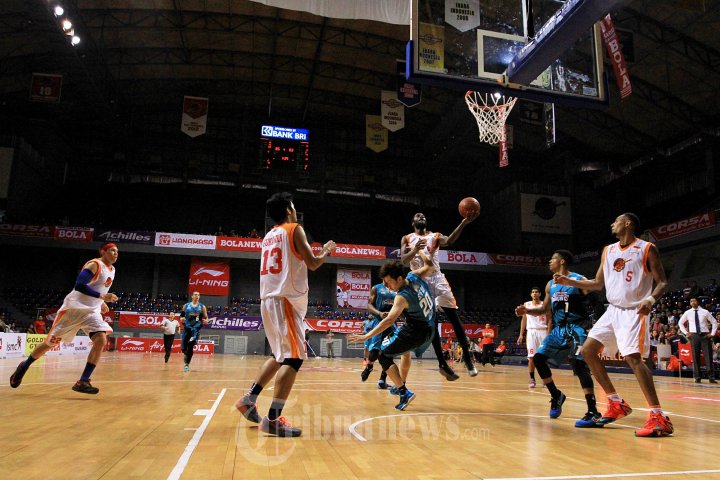 Pembasket Indonesia Warriors Berebut Bola
