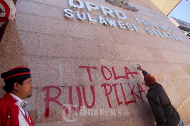 Mahasiswa Unismuh Demo Tolak RUU Pilkada Bentrok