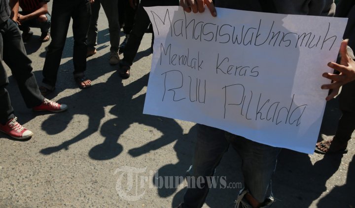 Mahasiswa Unismuh Demo Tolak RUU Pilkada Bentrok