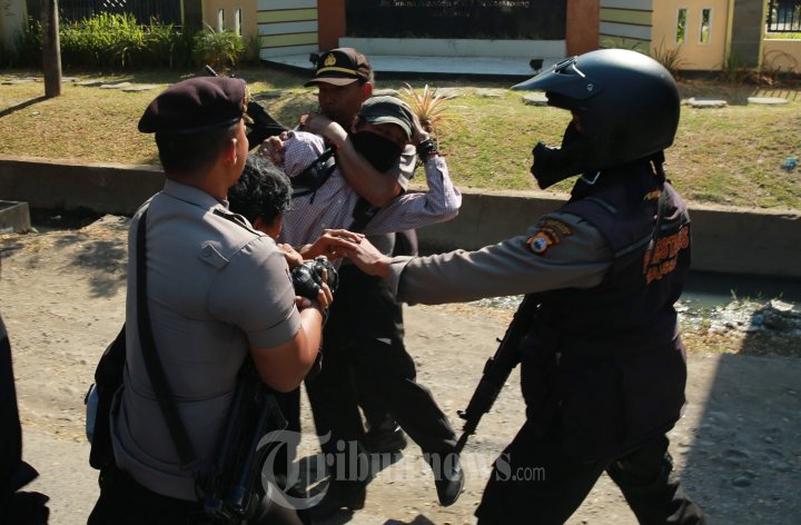 Mahasiswa Unismuh Demo Tolak RUU Pilkada Bentrok