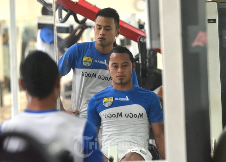 Atep Bersama Agung Pribadi Melatih Otot Tangan