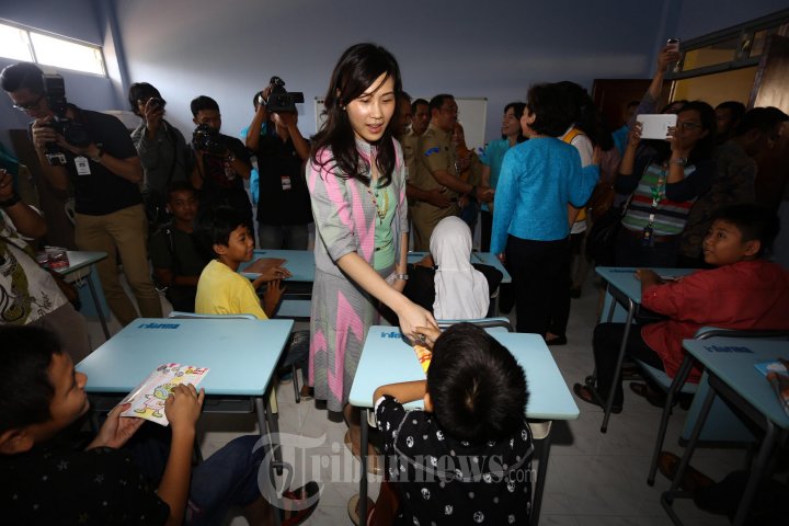 Istri Ahok Resmikan Rumah Belajar Cibesel