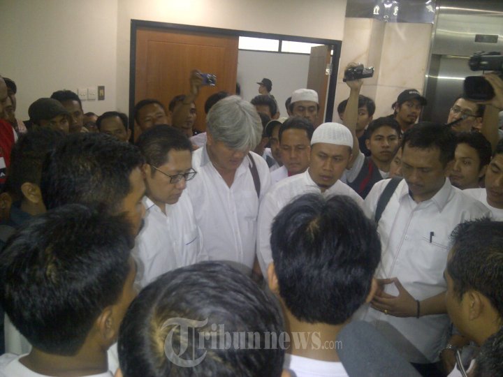 Terdakwa Anas Urbaningrum Berdoa Sebelum Sidang Dimulai