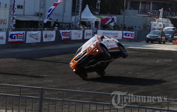 Aksi Russ Swift dengan Mobil Subaru di IIMS 2014