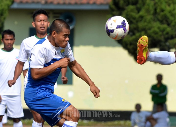 Tantan Sundul Bola