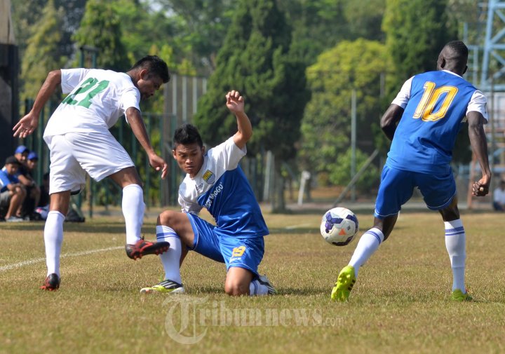 Sigit Hermawan Berusaha Bendung Bola